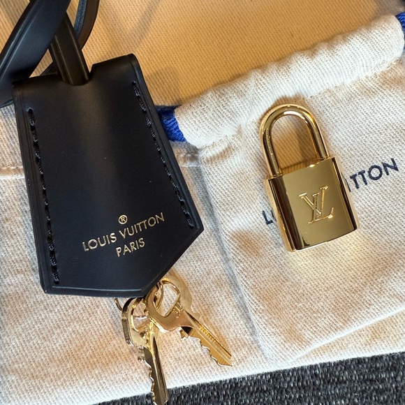 Louis Vuitton Alma Backpackck - Picture 4 of 12